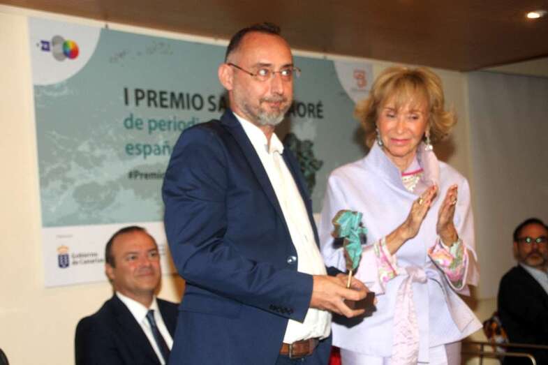 Momento de la entrega del premio (Foto Jesús Ruiz Mesa)